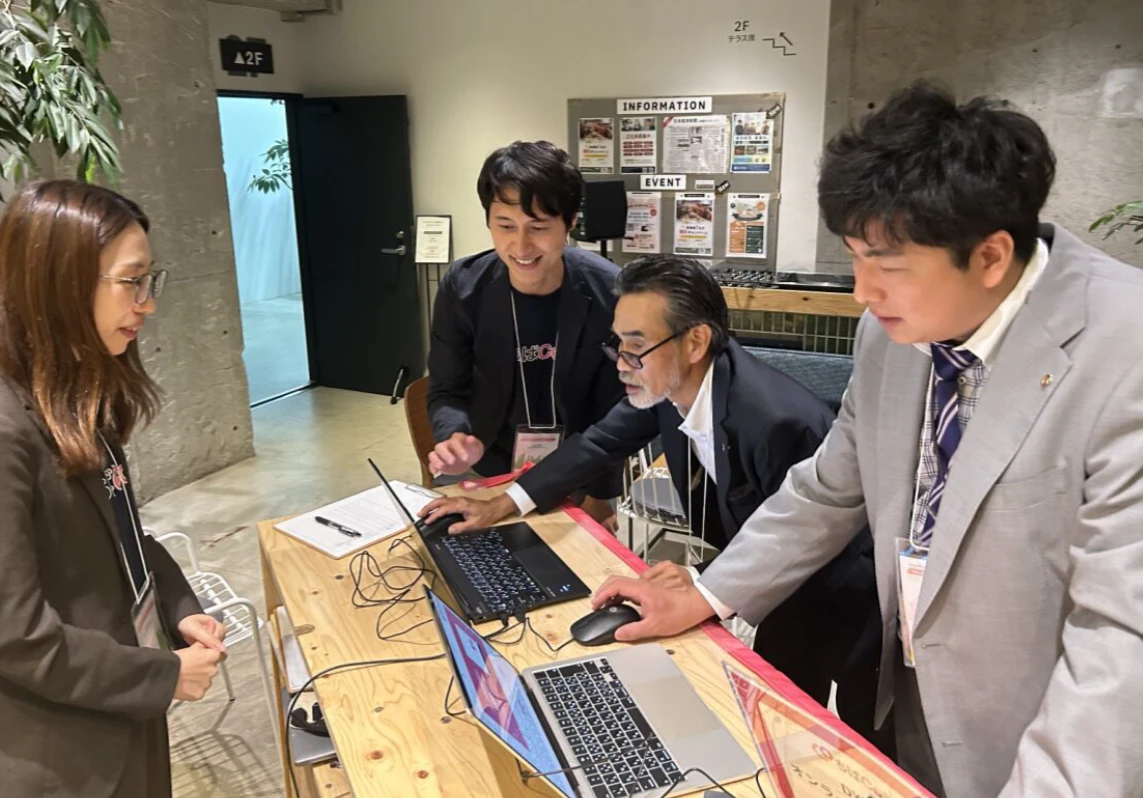 体験ブースを利用する来場者