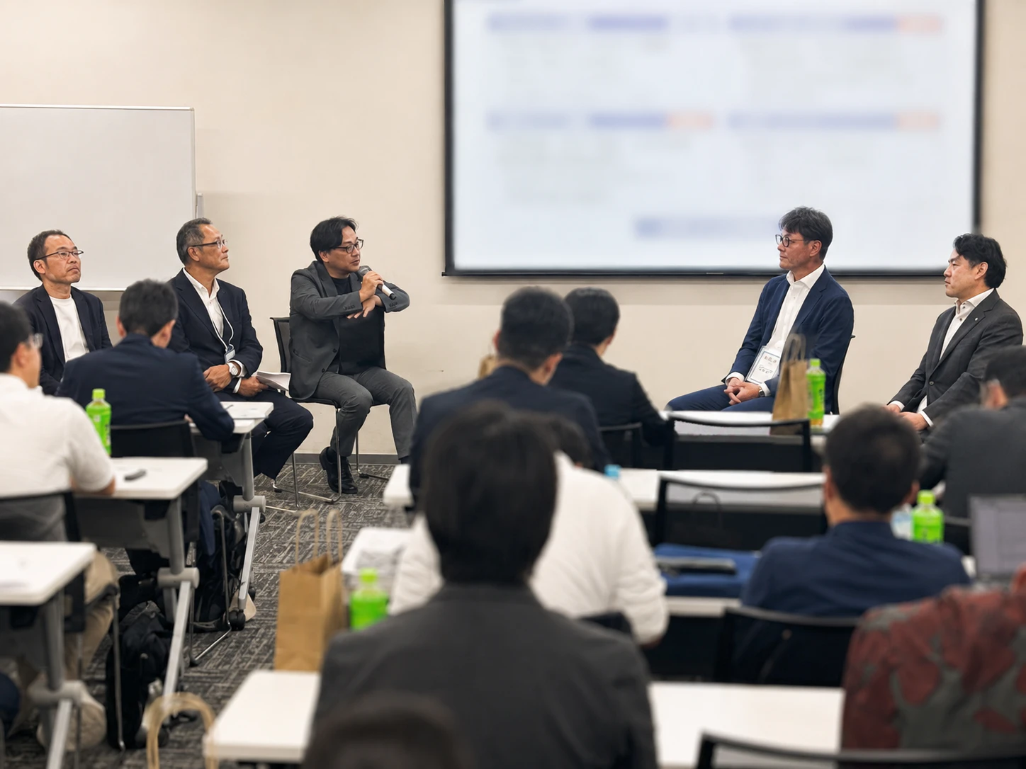 スペシャルトークセッションの様子 (登壇者左から、千葉興業銀行 営業イノベーション室長 粟野様、同 執行役員 デジタルイノベーション部長 堀内様、紀陽銀行 DX戦略部長 森田様、当社 平塚、加藤)